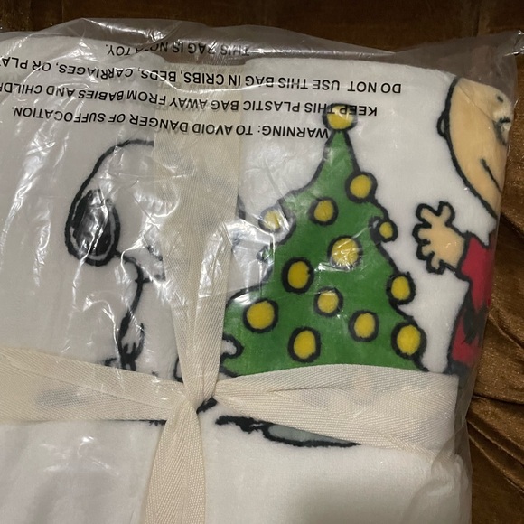 Berkshire Peanuts VelvetSoft Throw Blanket - Halloween/Thanksgiving/Christmas - Picture 4 of 5